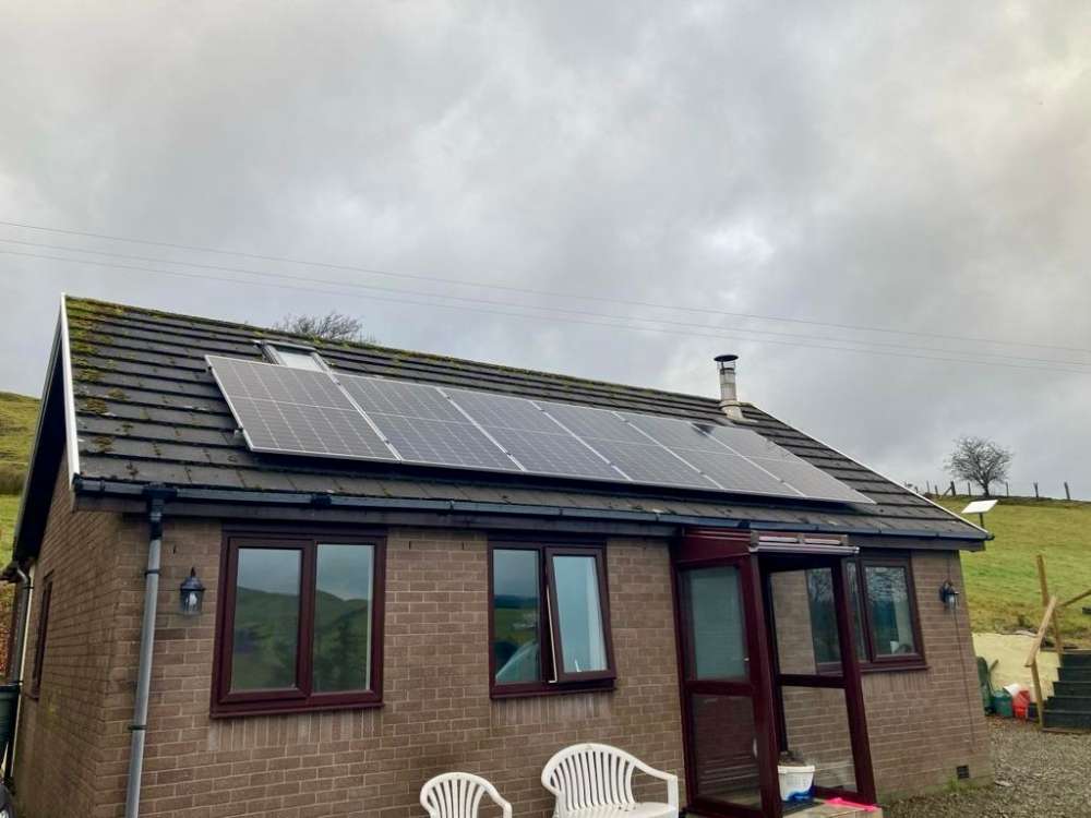 Solar PV panels and home battery storage system providing backup power during a UK electricity outage